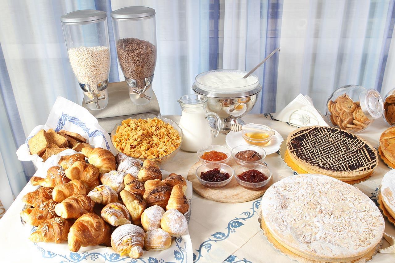 Hotel Dolores Римини Экстерьер фото