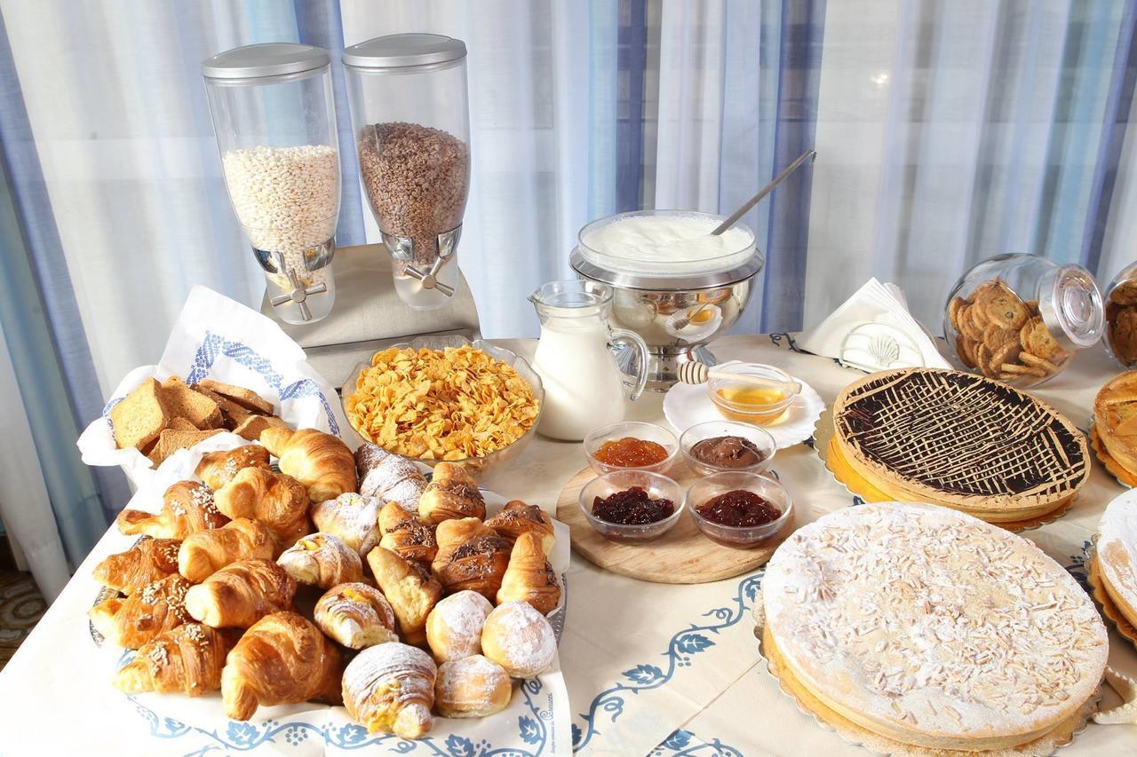 Hotel Dolores Римини Экстерьер фото