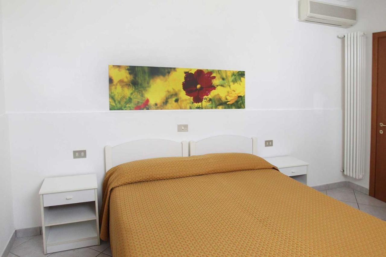 Hotel Dolores Римини Экстерьер фото