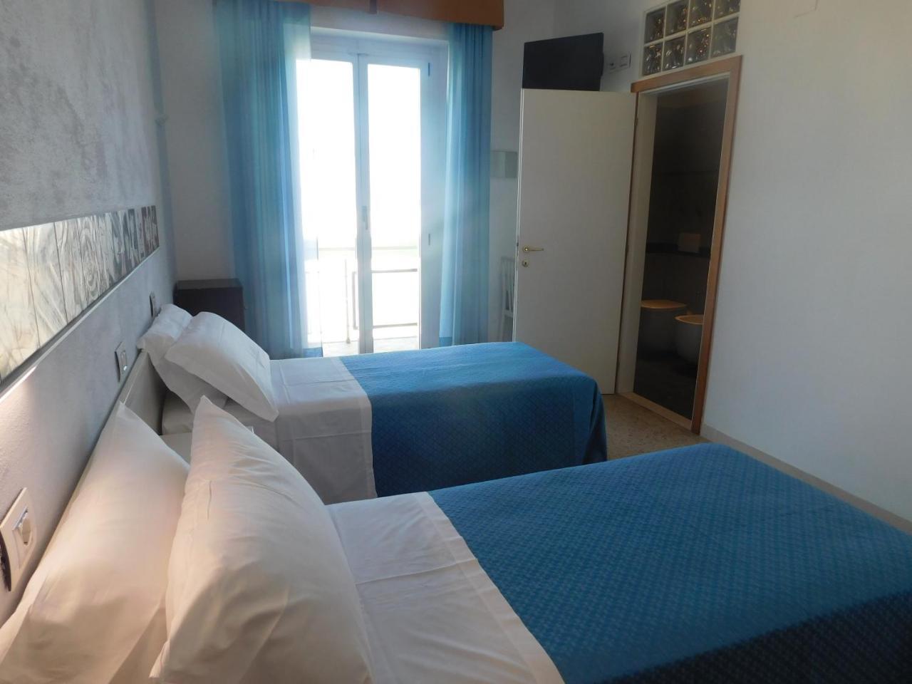 Hotel Dolores Римини Экстерьер фото