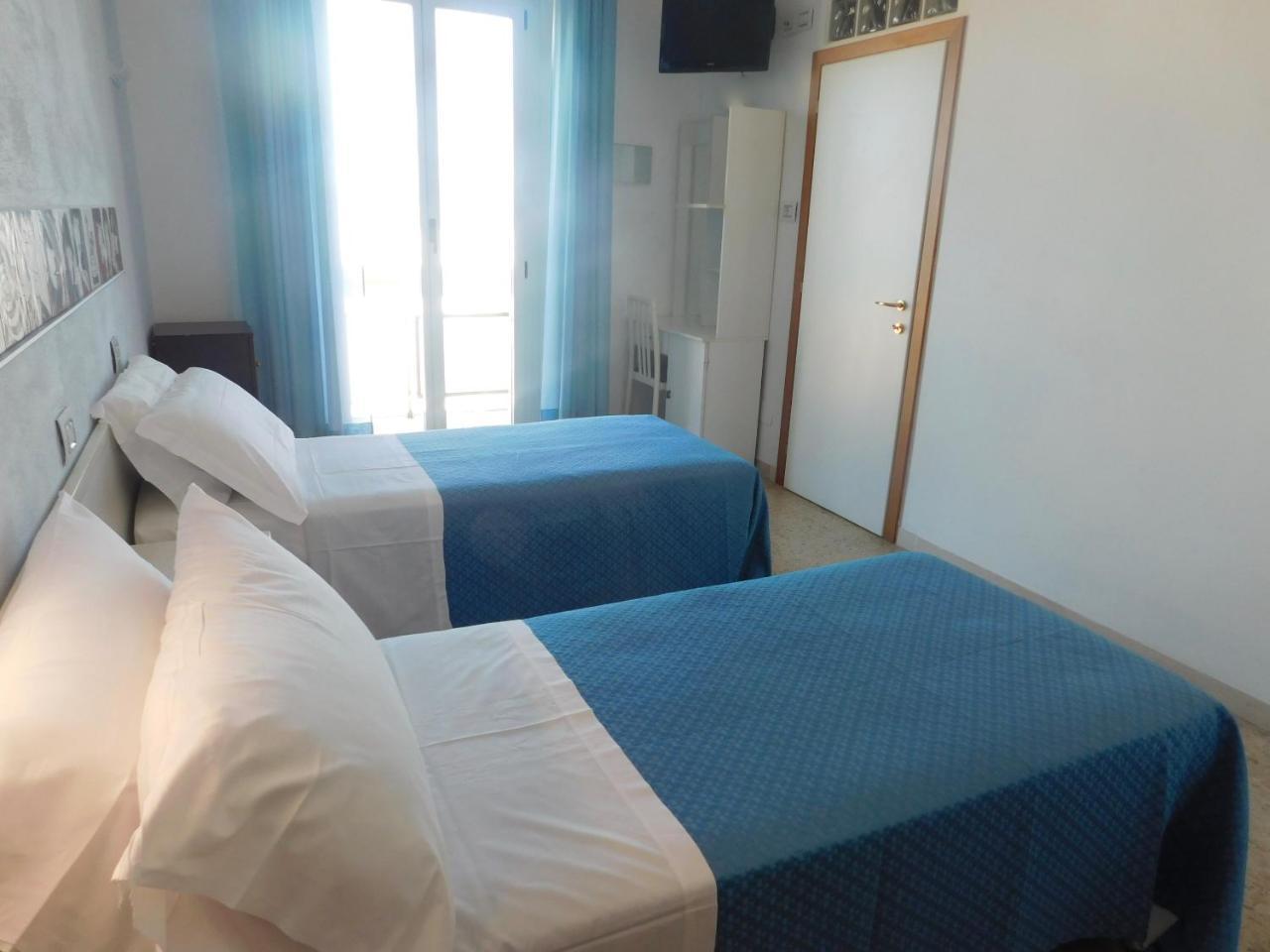 Hotel Dolores Римини Экстерьер фото