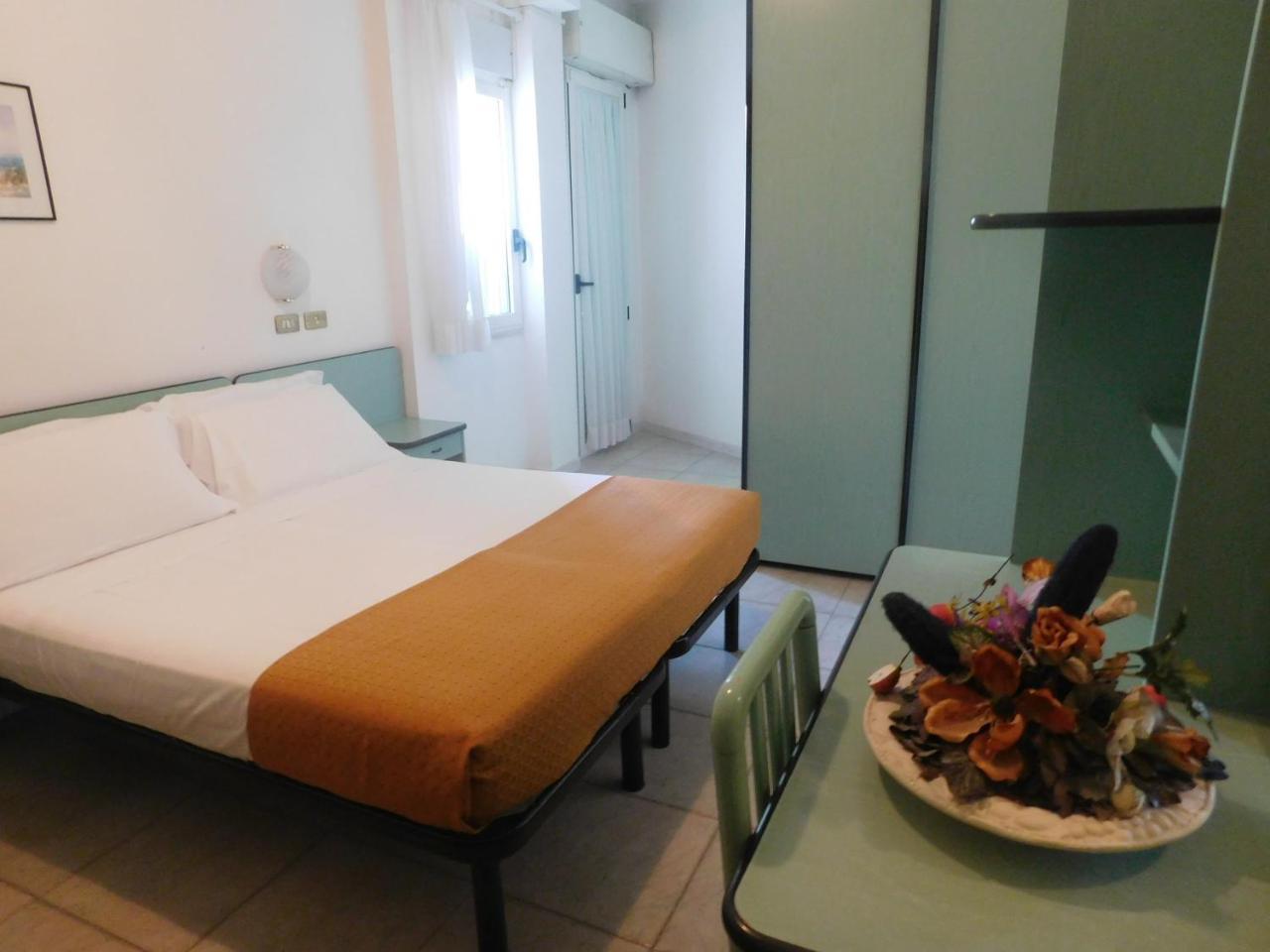 Hotel Dolores Римини Экстерьер фото